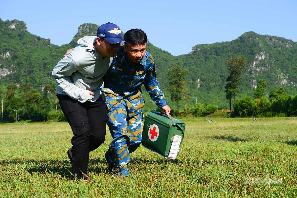 Quân y Không quân diễn tập cấp cứu, vận chuyển nạn nhân bằng trực thăng- Ảnh 4.