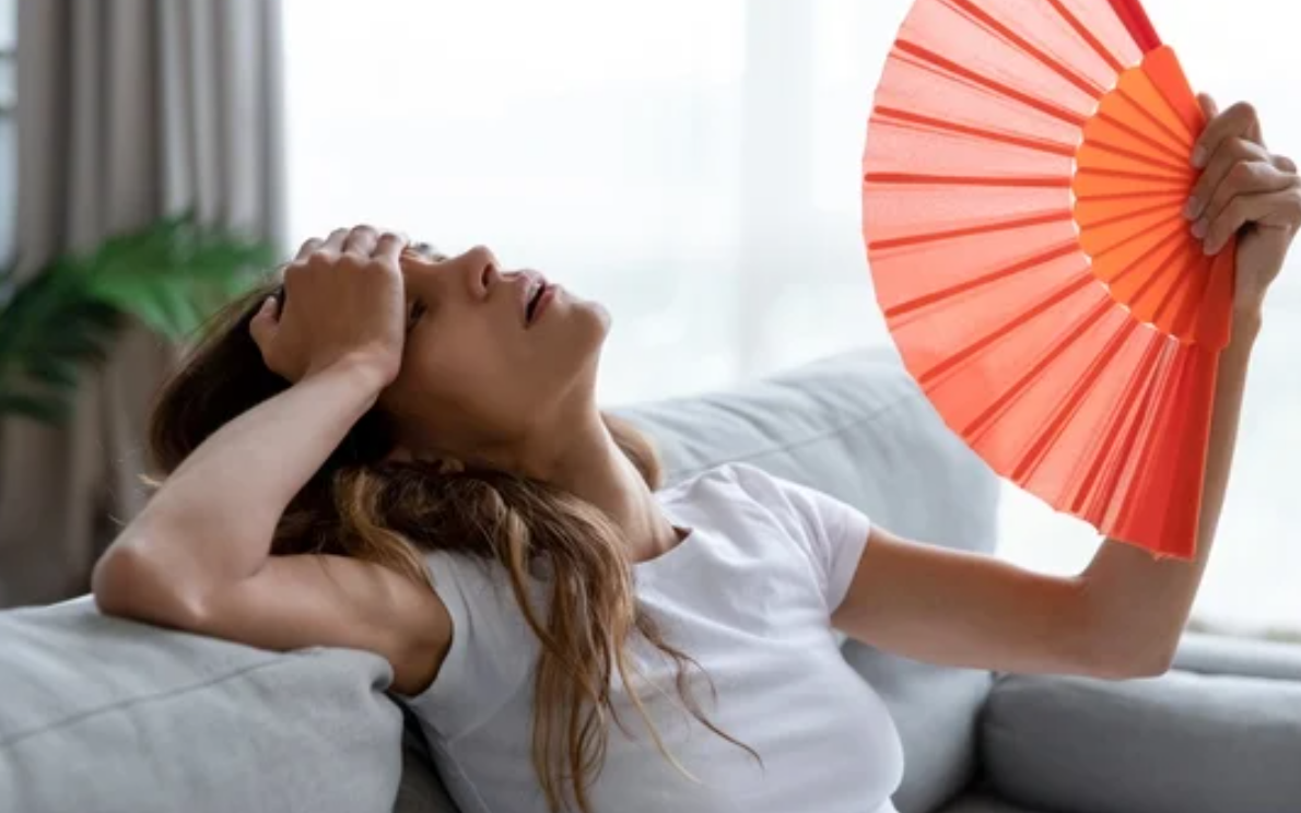 Uống nước đá và nằm điều hòa có gây viêm họng?- Ảnh 2.