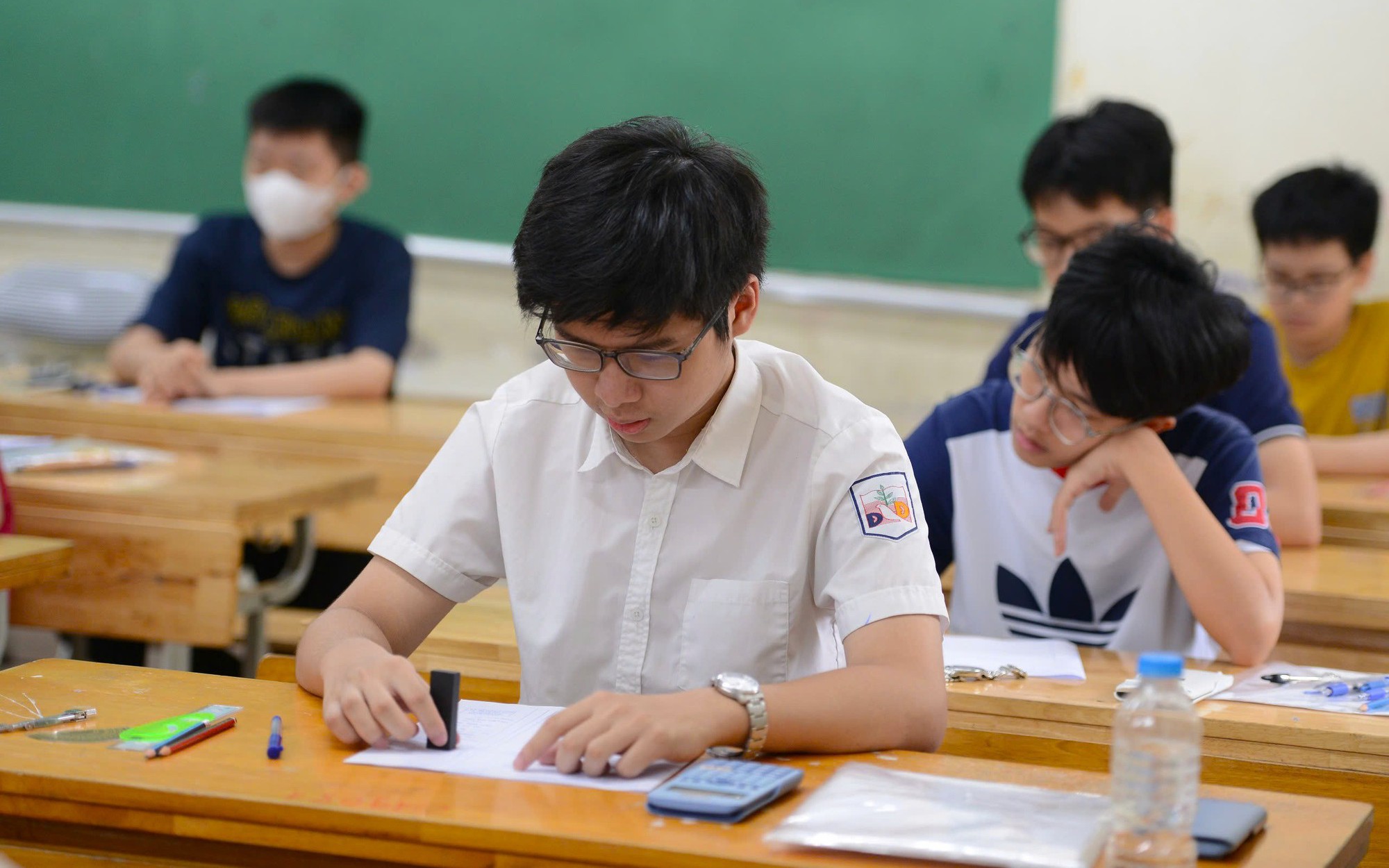 9 lỗi trình bày khiến thí sinh mất điểm oan khi thi vào lớp 10- Ảnh 2. Những vật dụng bị cấm mang vào phòng thi lớp 10 năm 2026