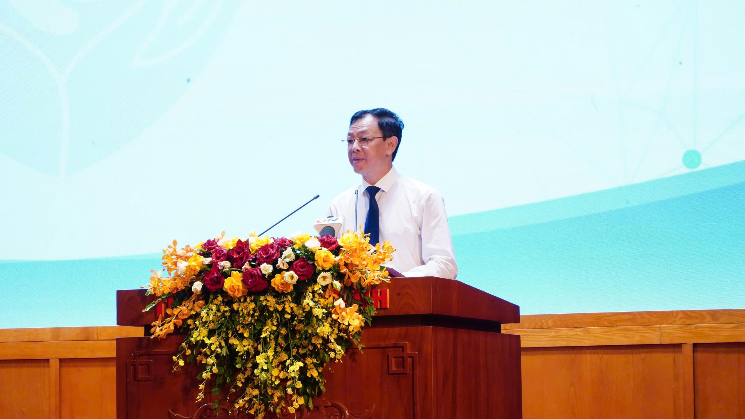 Thứ trưởng Bộ Y tế Nguyễn Tri Thức: Công nghệ phải trở thành 'đôi cánh' cho trẻ em phát triển- Ảnh 1. Thứ trưởng Bộ Y tế Nguyễn Tri Thức: Công nghệ phải trở thành 'đôi cánh' cho trẻ em phát triển- Ảnh 1.