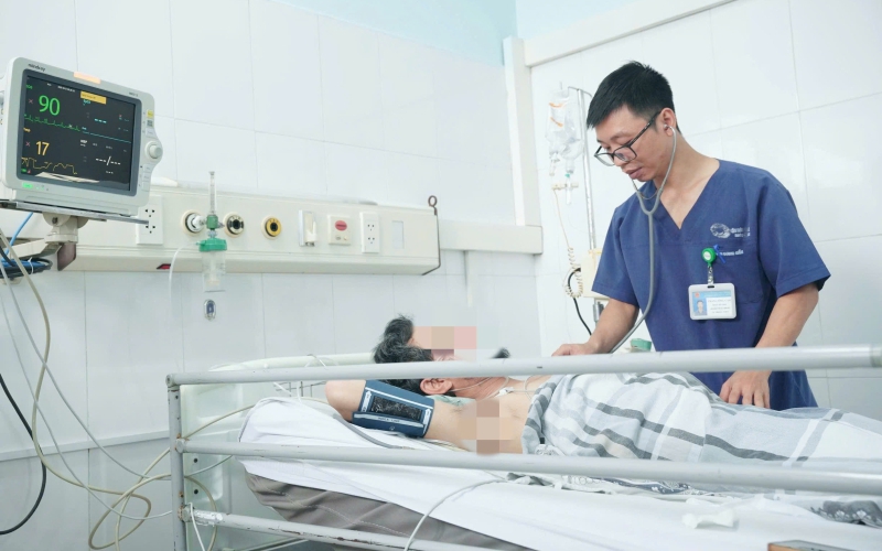 Lao động nhiều giờ dưới nắng nóng, thanh niên 25 tuổi bị tổn thương thận cấp - Ảnh 2.