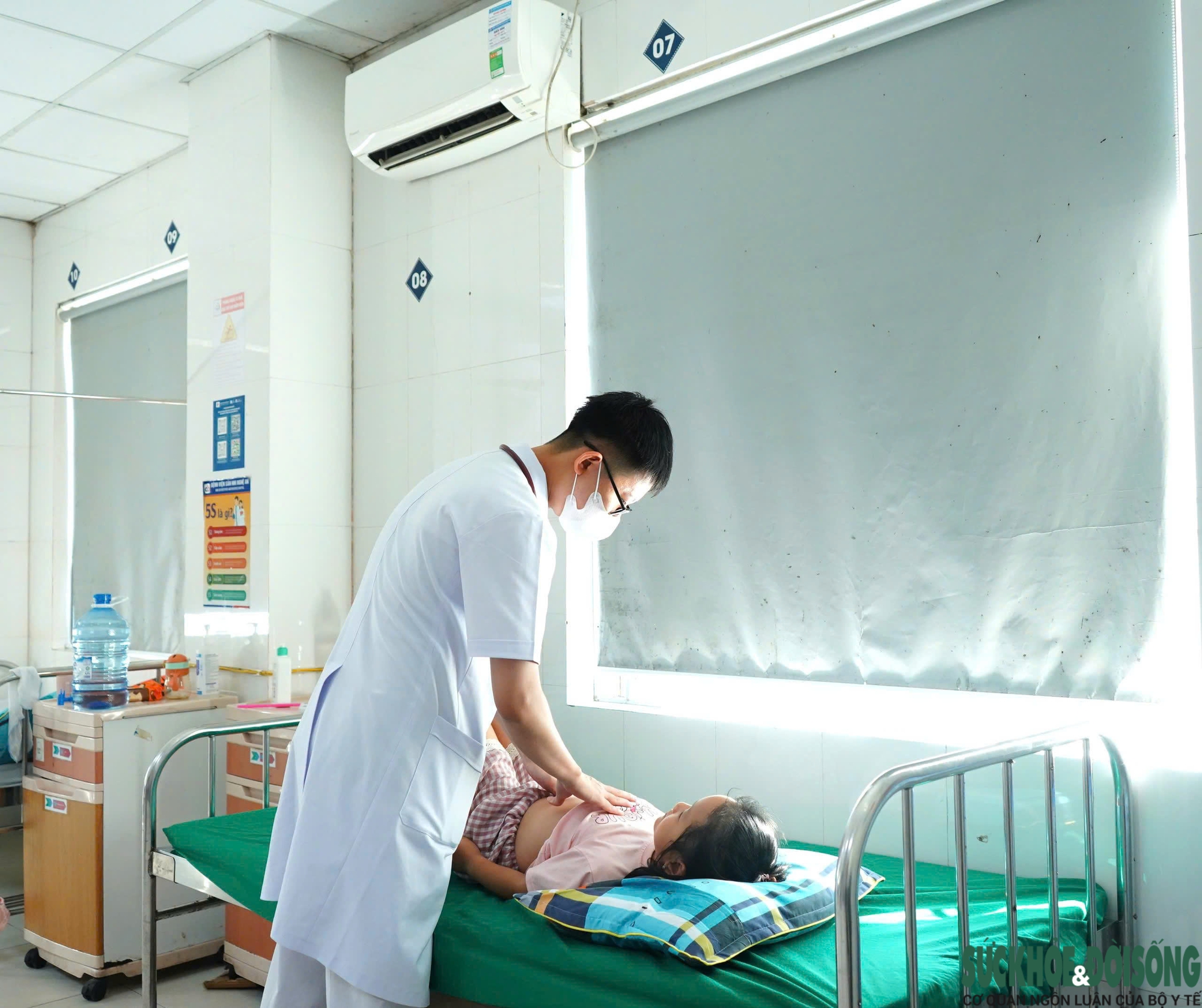 Nắng nóng hơn 40 độ C, bệnh viện tăng cường chống nóng cho người bệnh- Ảnh 3. Nắng nóng hơn 40 độ C, bệnh viện tăng cường chống nóng cho người bệnh- Ảnh 3.