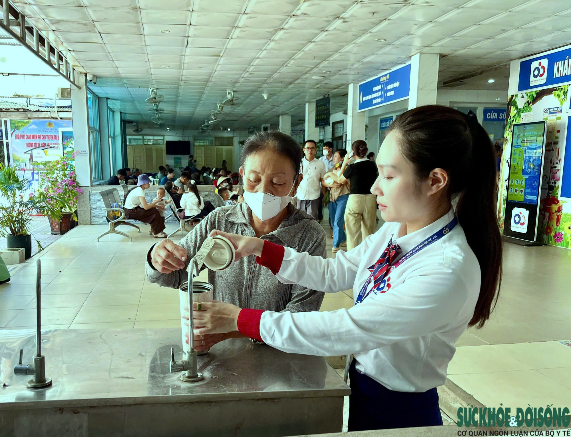Nắng nóng hơn 40 độ C, bệnh viện tăng cường chống nóng cho người bệnh- Ảnh 2. Nắng nóng hơn 40 độ C, bệnh viện tăng cường chống nóng cho người bệnh- Ảnh 2.