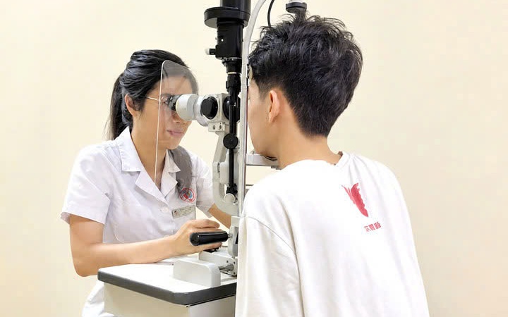 Móc câu xuyên thủng mắt, bé trai 13 tuổi nguy cơ ảnh hưởng thị lực lâu dài - Ảnh 2.