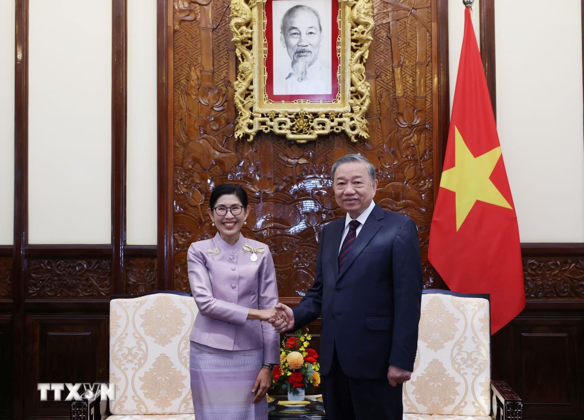 Đưa quan hệ Việt Nam-Thái Lan phát triển mạnh mẽ hơn nữa, hướng tới những tầm cao mới- Ảnh 1. Đưa quan hệ Việt Nam-Thái Lan phát triển mạnh mẽ hơn nữa, hướng tới những tầm cao mới- Ảnh 1.