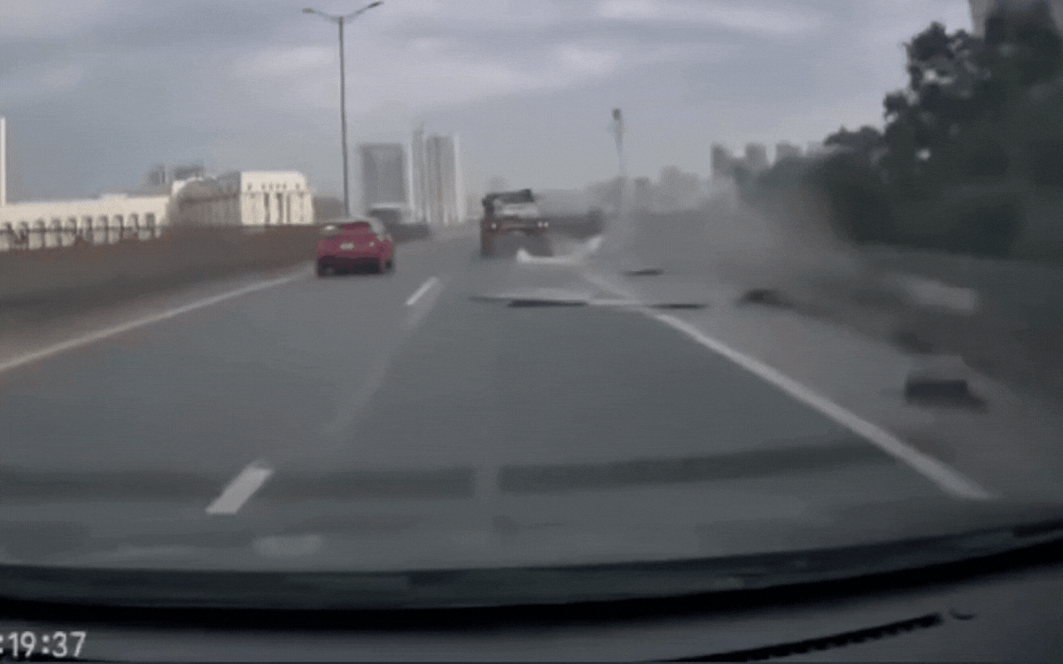 Video xe đầu kéo làm rơi hàng trên Vành đai 3, ô tô phía sau suýt gặp họa- Ảnh 2. Video xe đầu kéo làm rơi hàng trên Vành đai 3, ô tô phía sau suýt gặp họa- Ảnh 2.