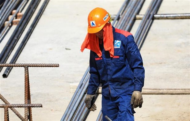 Làm việc ngoài trời dưới thời tiết nắng nóng cần lưu ý 6 điều sau- Ảnh 1. Làm việc ngoài trời dưới thời tiết nắng nóng cần lưu ý 6 điều sau- Ảnh 1.