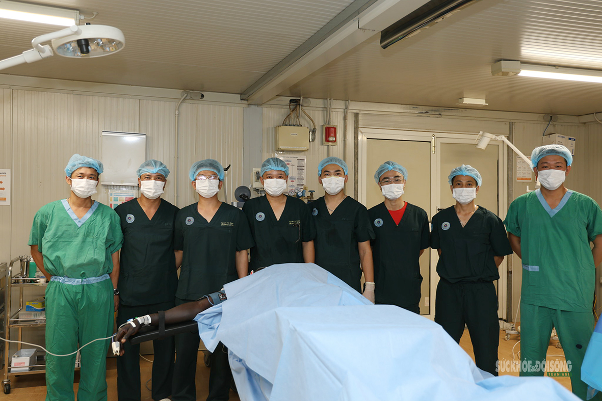 Bác sĩ Việt Nam phẫu thuật thành công ca chấn thương phức tạp tại Nam Sudan- Ảnh 4. Bác sĩ Việt Nam phẫu thuật thành công ca chấn thương phức tạp tại Nam Sudan- Ảnh 4.