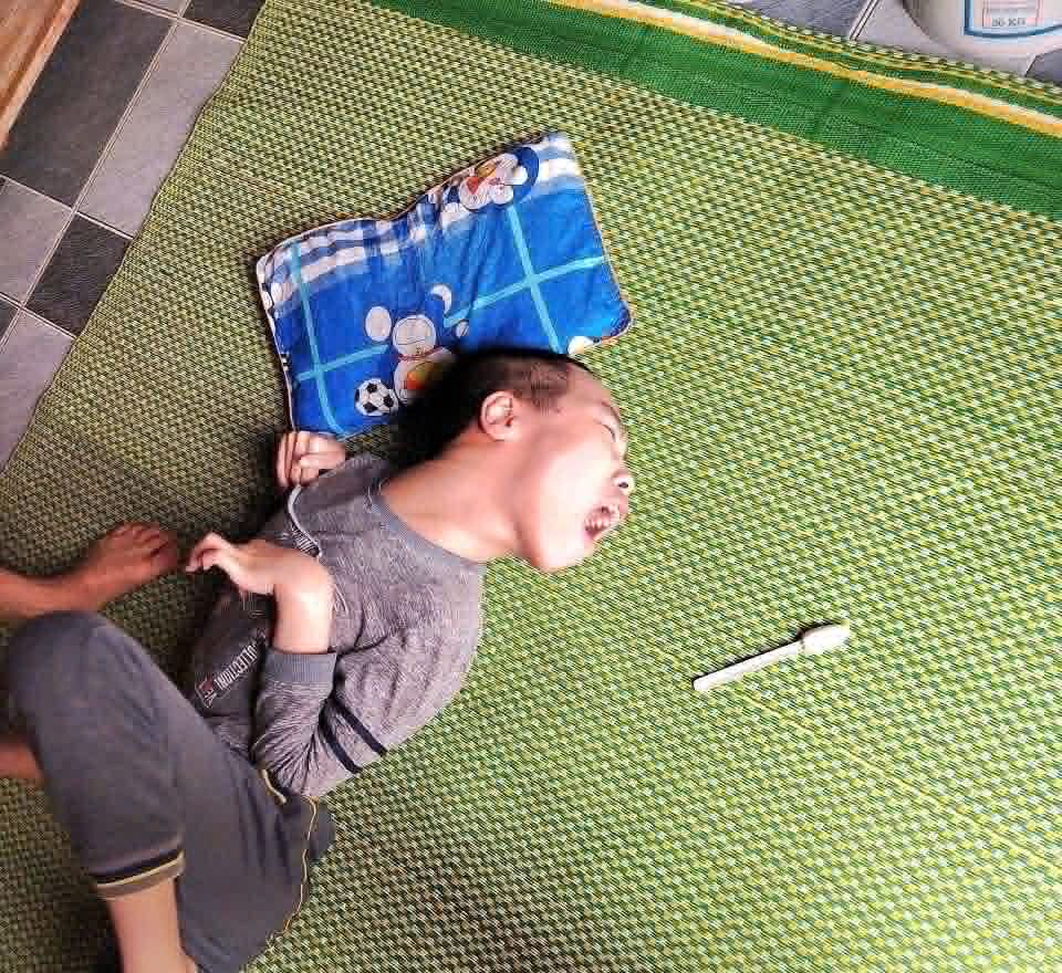 Sự bất lực của người mẹ nghèo trước con trai bại não, chưa bao giờ nói được trọn vẹn 2 tiếng 'Mẹ ơi!'- Ảnh 3. Sự bất lực của người mẹ nghèo trước con trai bại não, chưa bao giờ nói được trọn vẹn 2 tiếng 'Mẹ ơi!'- Ảnh 3.