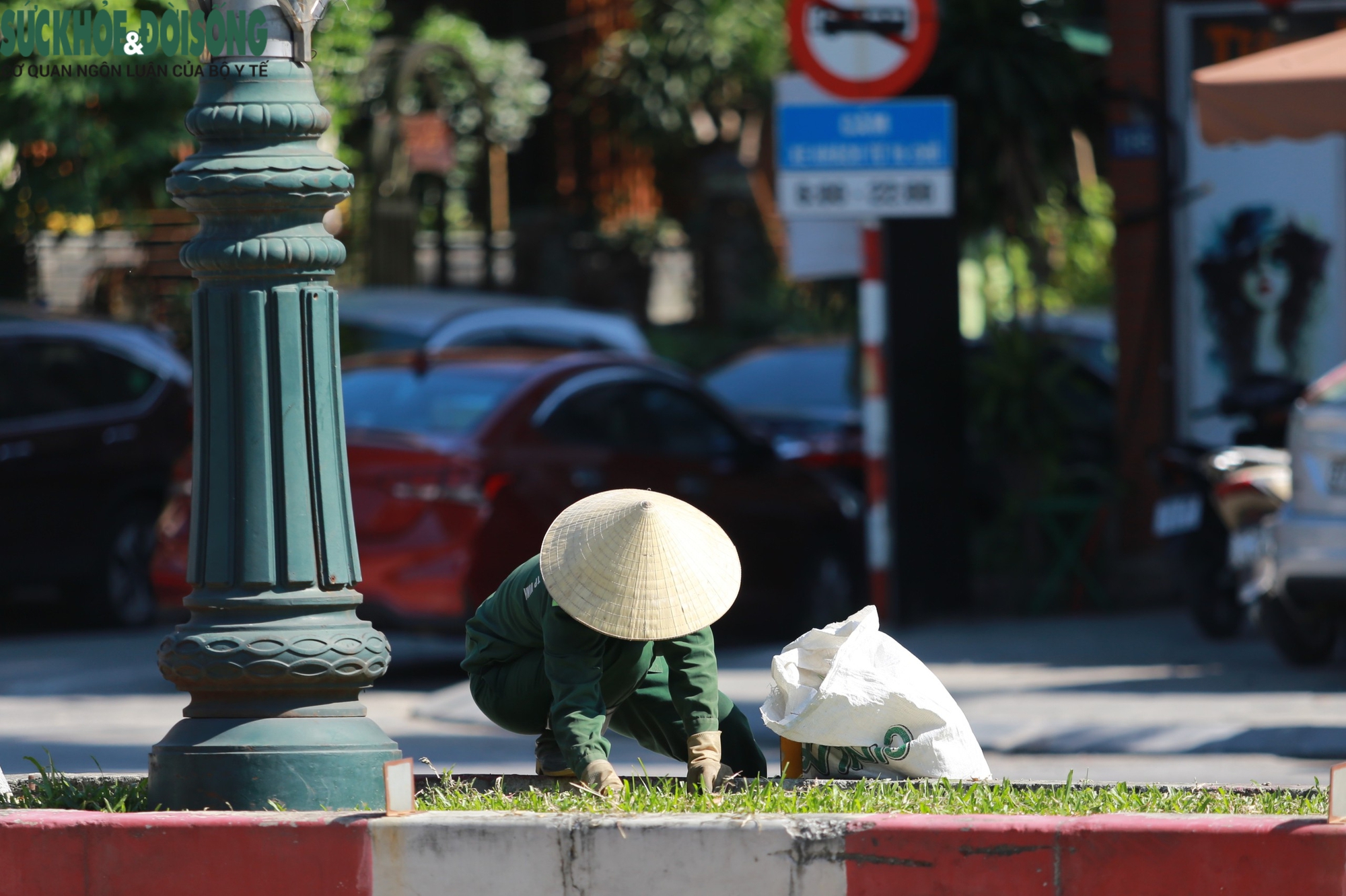 Người lao động oằn mình kiếm sống giữa nắng nóng cực điểm- Ảnh 1.