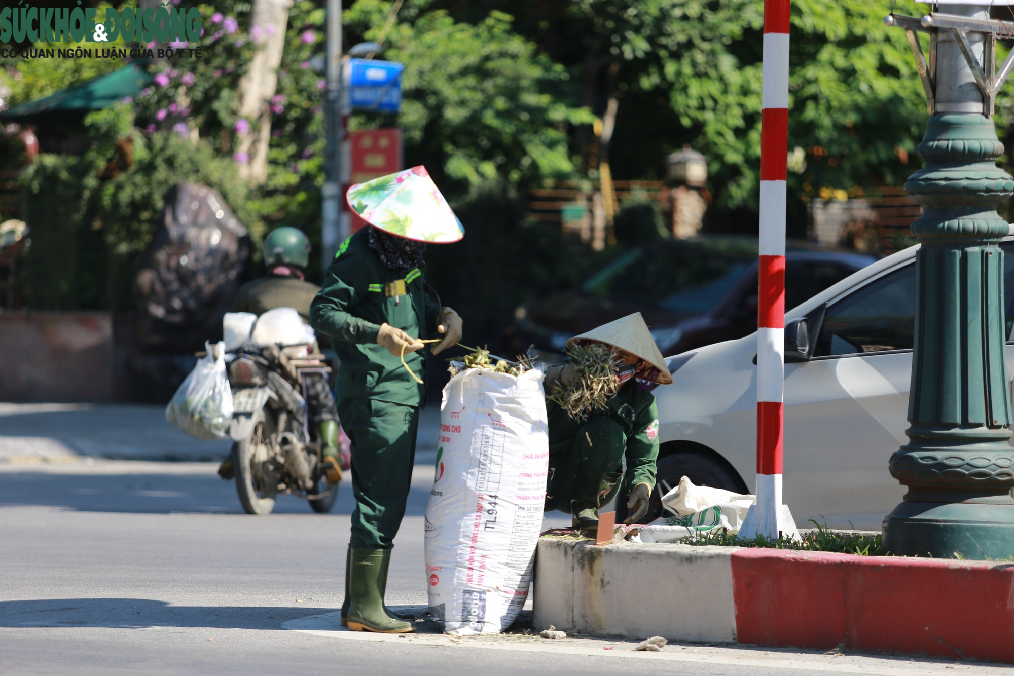 Người lao động oằn mình kiếm sống giữa nắng nóng cực điểm- Ảnh 2.