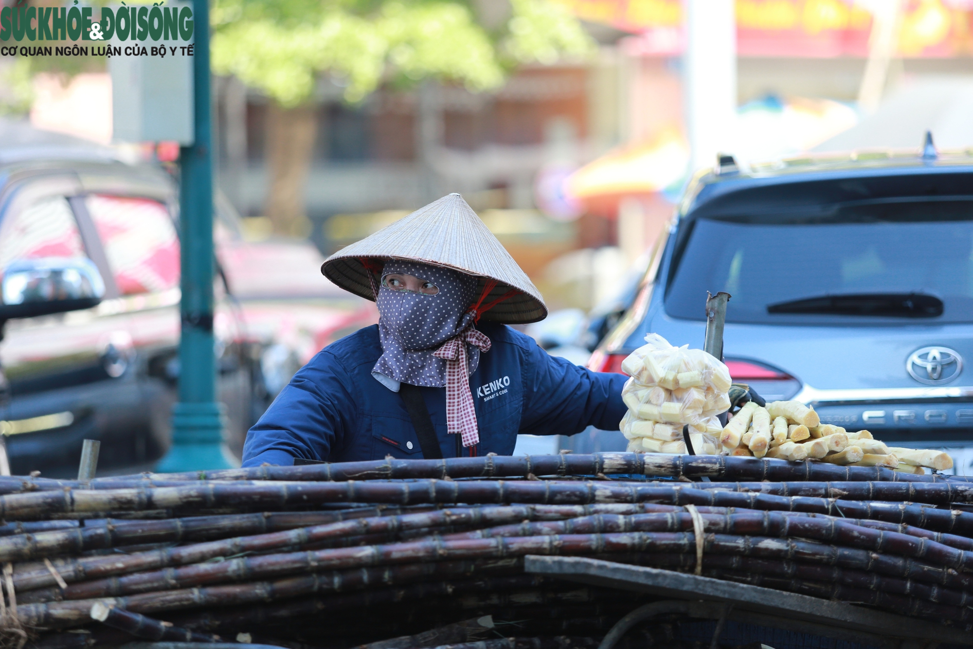 Người lao động oằn mình kiếm sống giữa nắng nóng cực điểm- Ảnh 3.