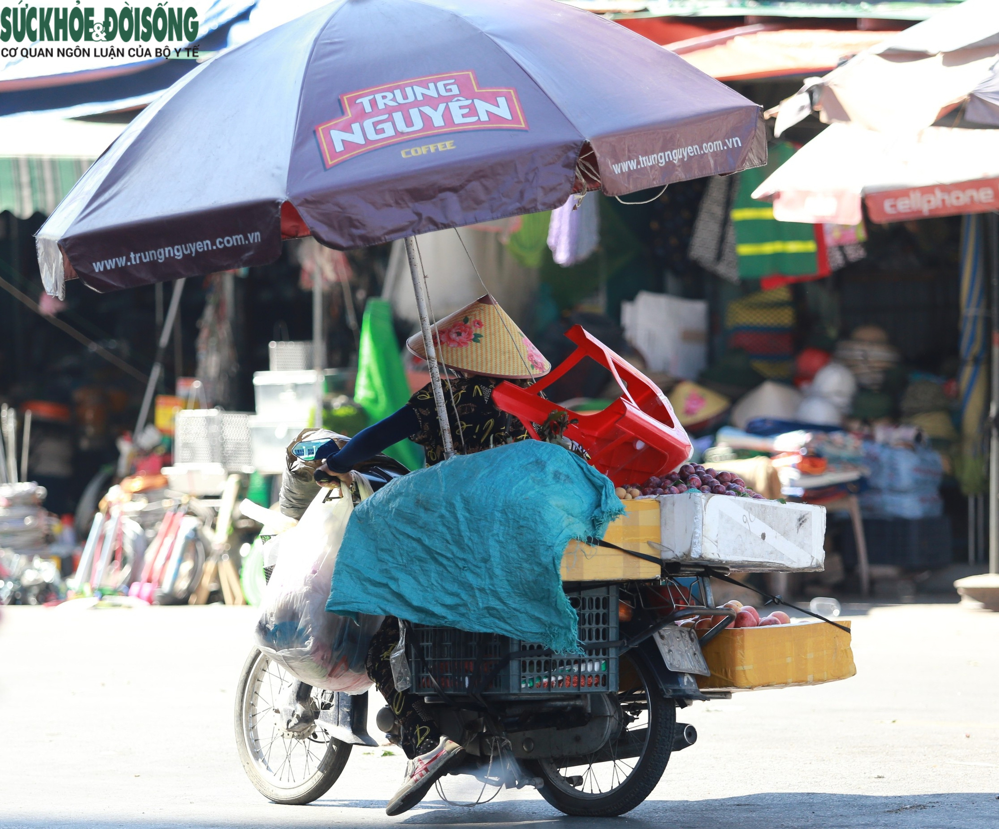 Người lao động oằn mình kiếm sống giữa nắng nóng cực điểm- Ảnh 6.