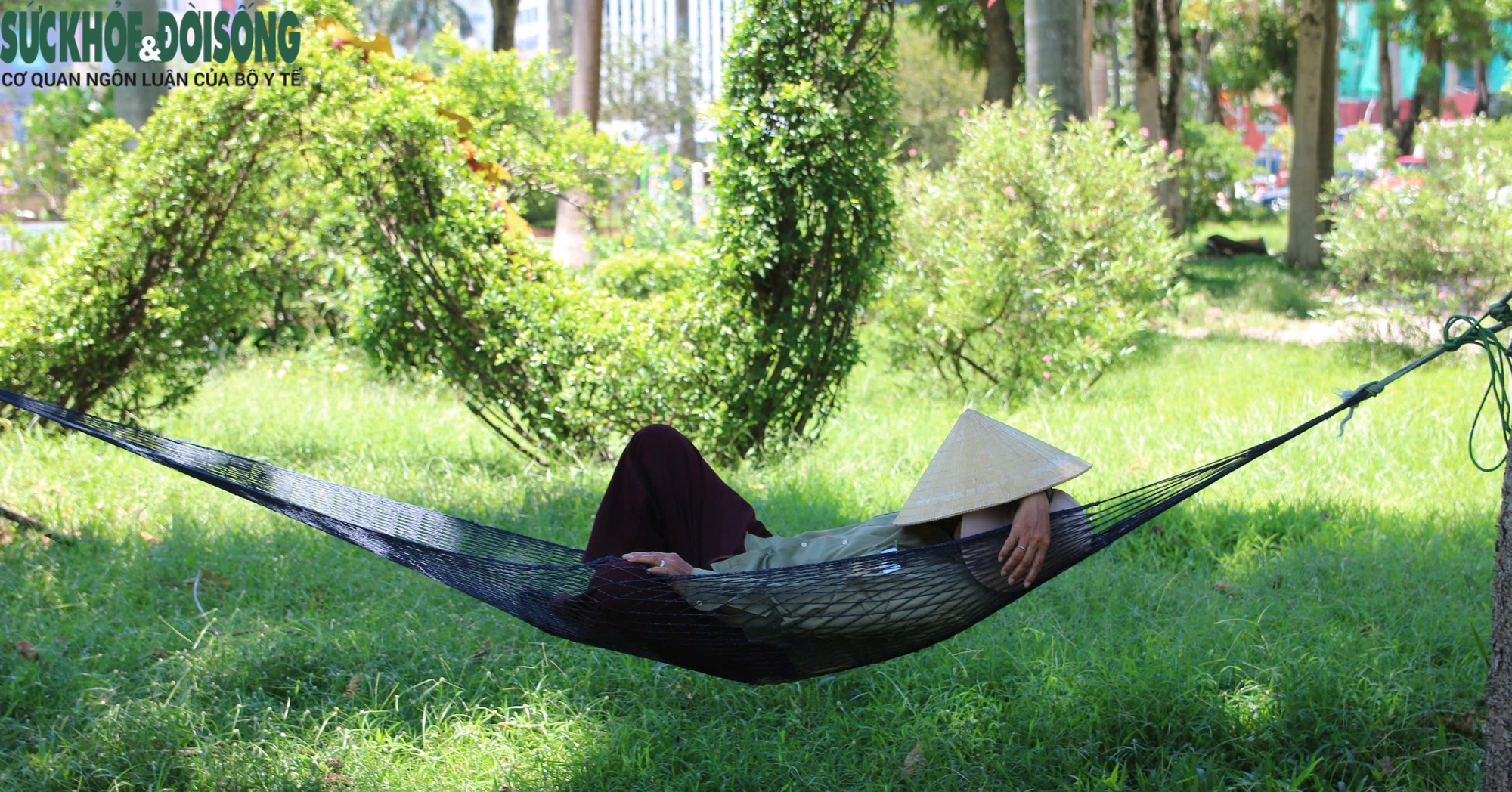 Người lao động oằn mình kiếm sống giữa nắng nóng cực điểm- Ảnh 10.