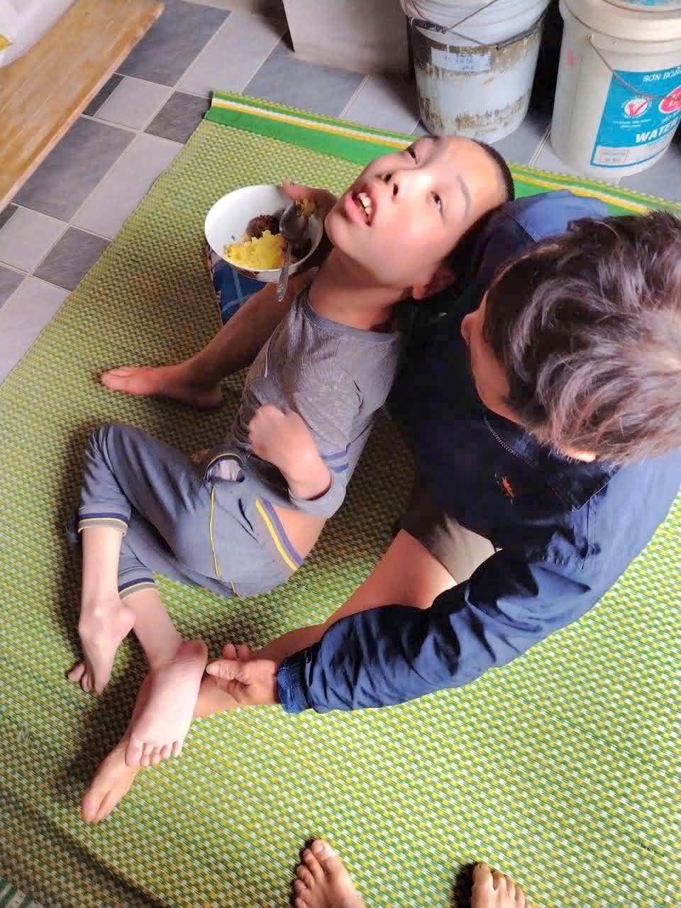 Sự bất lực của người mẹ nghèo trước con trai bại não, chưa bao giờ nói được trọn vẹn 2 tiếng 'Mẹ ơi!'- Ảnh 1. Sự bất lực của người mẹ nghèo trước con trai bại não, chưa bao giờ nói được trọn vẹn 2 tiếng 'Mẹ ơi!'- Ảnh 1.