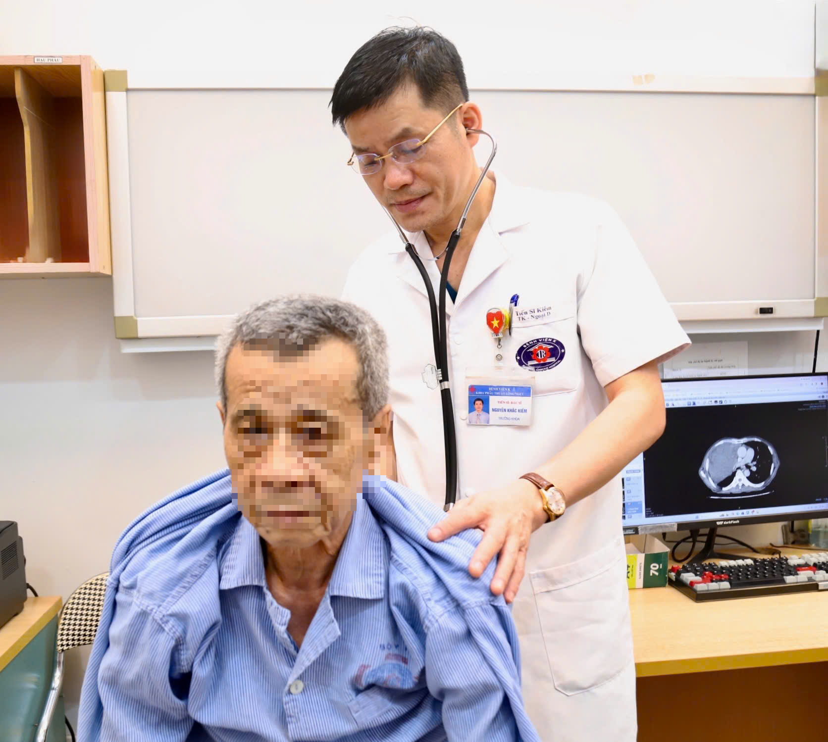 Bỏ lỡ 'thời điểm vàng', bệnh nhân 74 tuổi mang khối u phổi khổng lồ suýt nguy kịch- Ảnh 3. Bỏ lỡ 'thời điểm vàng', bệnh nhân 74 tuổi mang khối u phổi khổng lồ suýt nguy kịch- Ảnh 3.