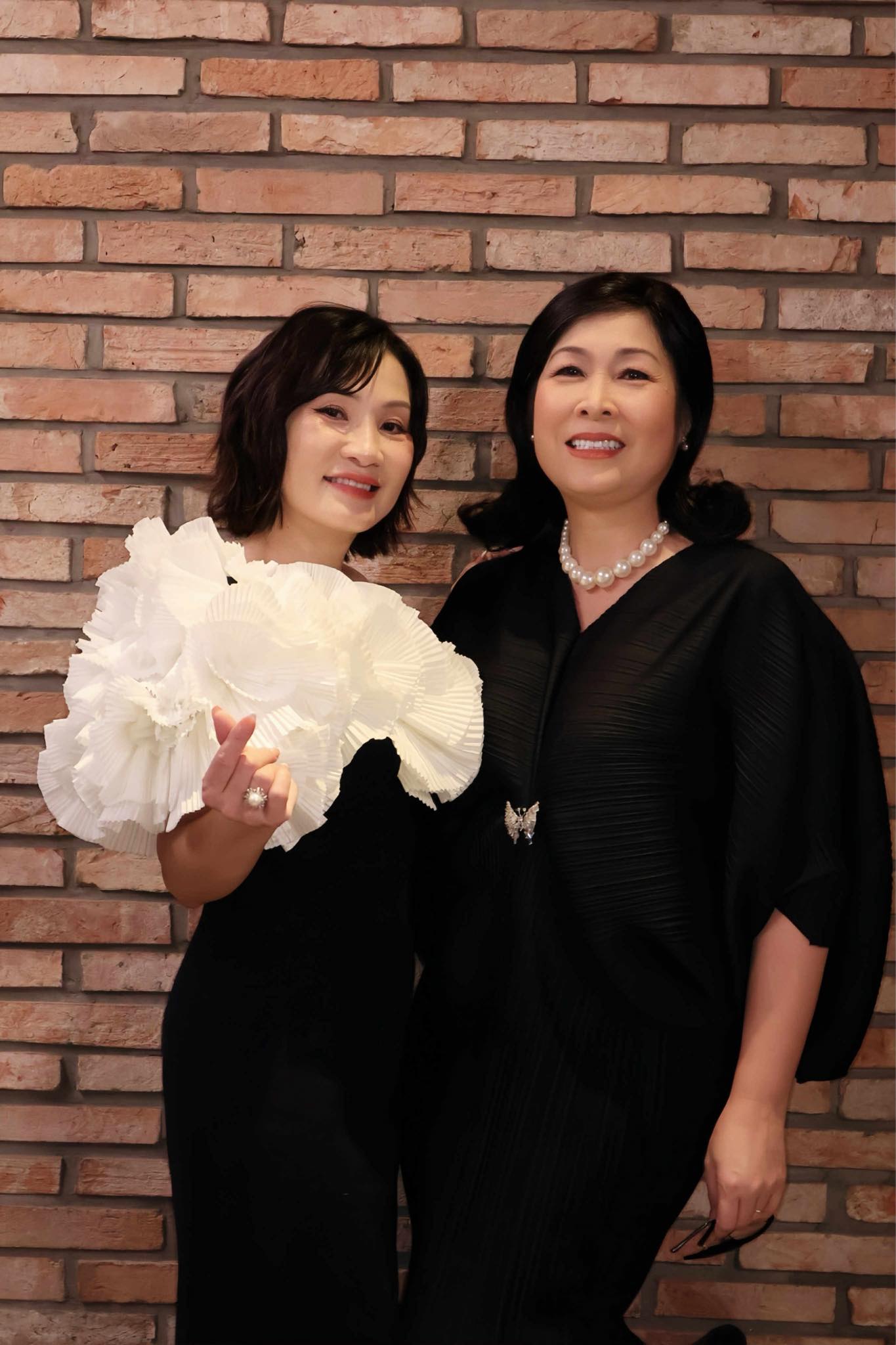 Nhắn mừng tuổi 60 của NSND Hồng Vân, nghệ sĩ Hồng Đào tiết lộ tình bạn kéo dài từ thập niên 80- Ảnh 5. Nhắn mừng tuổi 60 của NSND Hồng Vân, nghệ sĩ Hồng Đào tiết lộ tình bạn kéo dài từ thập niên 80- Ảnh 5.