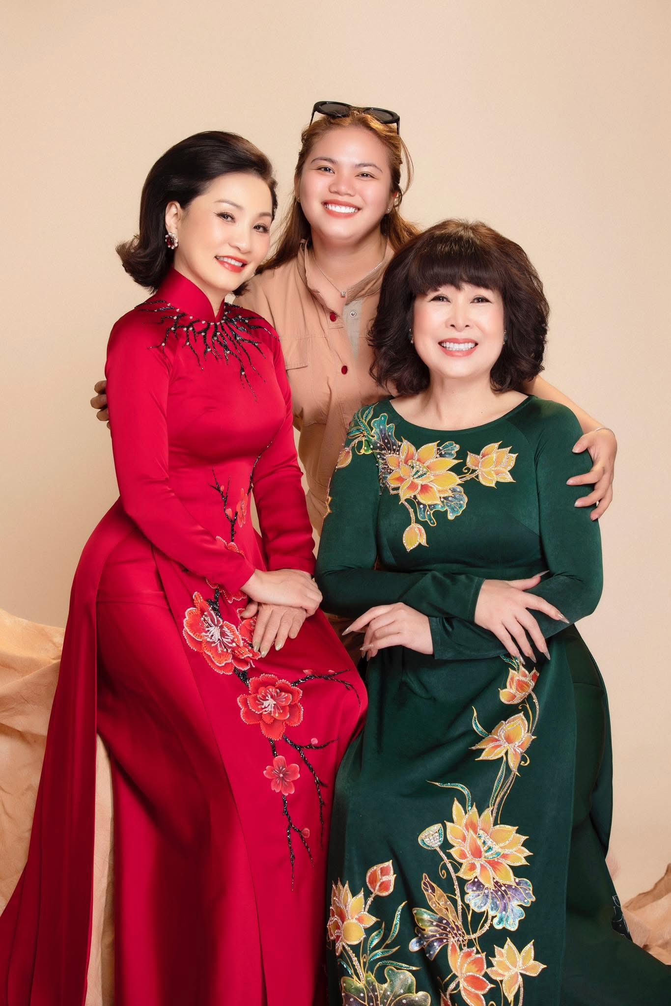 Nhắn mừng tuổi 60 của NSND Hồng Vân, nghệ sĩ Hồng Đào tiết lộ tình bạn kéo dài từ thập niên 80- Ảnh 8. Nhắn mừng tuổi 60 của NSND Hồng Vân, nghệ sĩ Hồng Đào tiết lộ tình bạn kéo dài từ thập niên 80- Ảnh 8.
