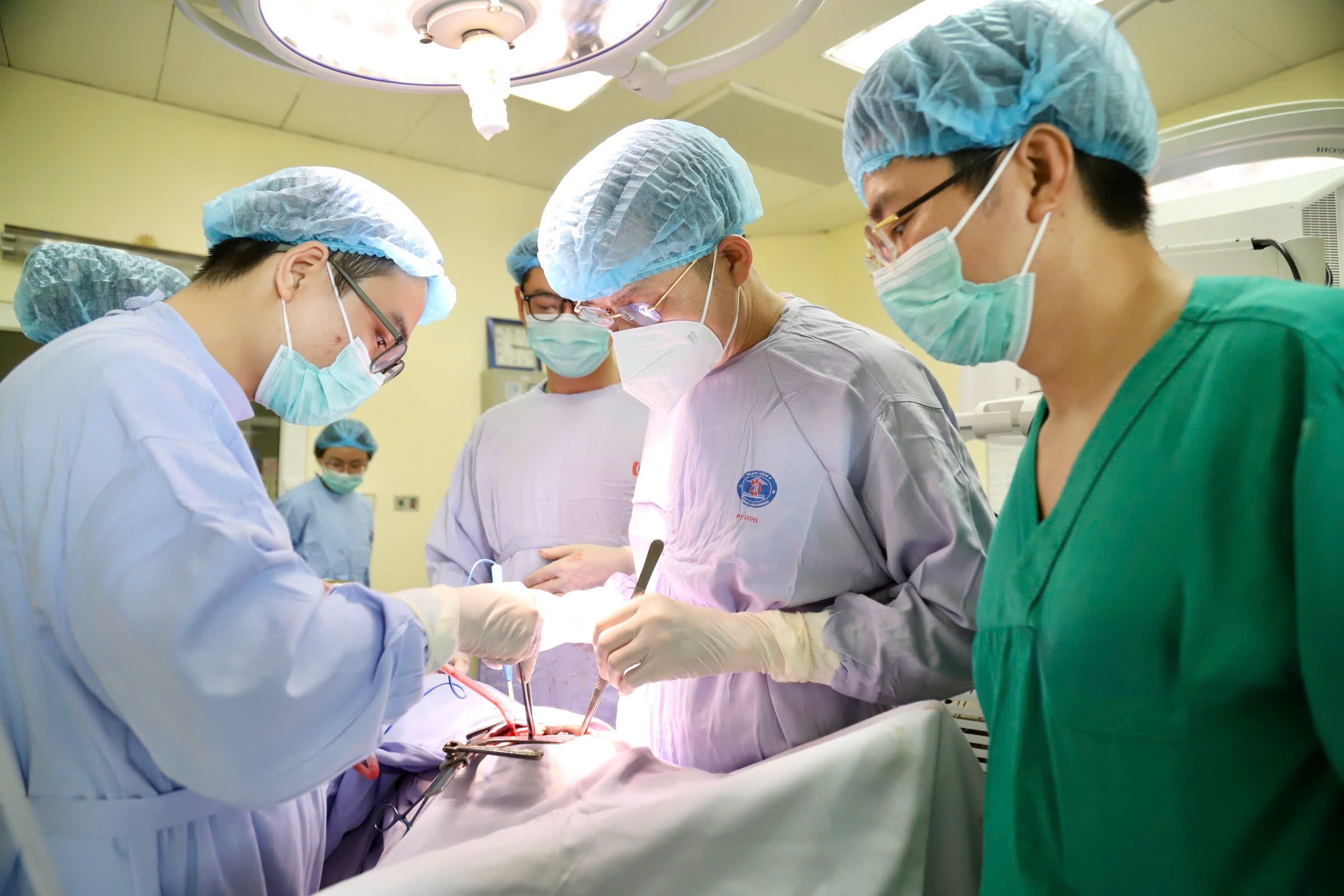Bỏ lỡ 'thời điểm vàng', bệnh nhân 74 tuổi mang khối u phổi khổng lồ suýt nguy kịch- Ảnh 1. Bỏ lỡ 'thời điểm vàng', bệnh nhân 74 tuổi mang khối u phổi khổng lồ suýt nguy kịch- Ảnh 1.