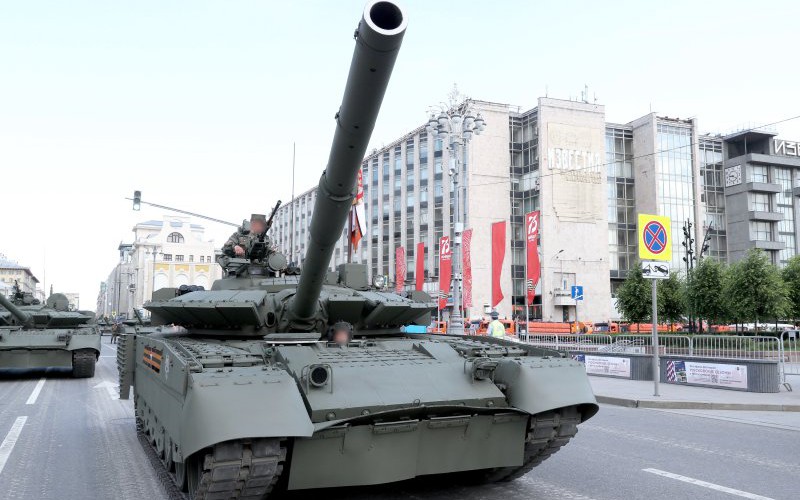 Nga cảnh báo nóng khi Mỹ muốn tăng quân sát biên giới- Ảnh 2. Xe tăng T-90M Nga vượt mặt Abrams, Leopard của NATO sau thử lửa ở Ukraine