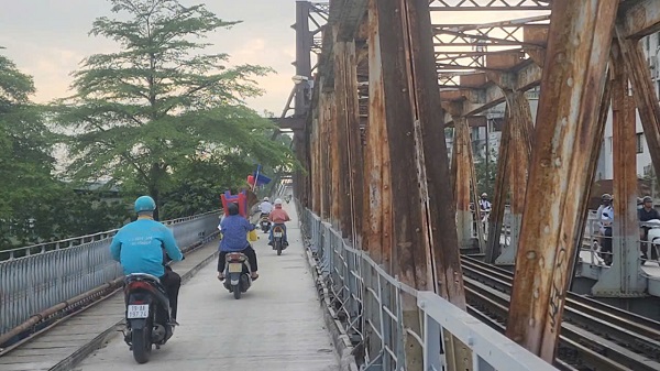 Cầu Long Biên thông xe, gánh bớt khoảng 70% lượng xe mô tô qua cầu Chương Dương - Ảnh 2. Cầu Long Biên thông xe, gánh bớt khoảng 70% lượng xe mô tô qua cầu Chương Dương - Ảnh 2.