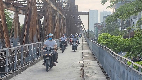 Cầu Long Biên thông xe, gánh bớt khoảng 70% lượng xe mô tô qua cầu Chương Dương - Ảnh 1. Cầu Long Biên thông xe, gánh bớt khoảng 70% lượng xe mô tô qua cầu Chương Dương - Ảnh 1.