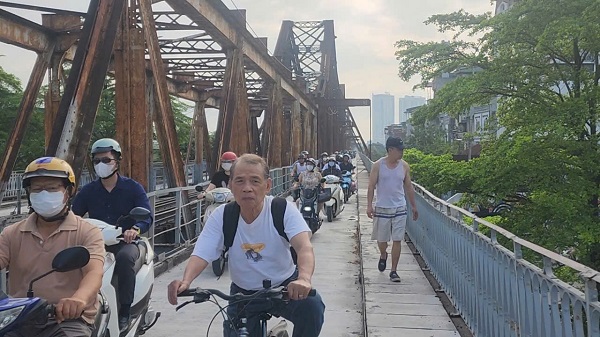 Cầu Long Biên thông xe, gánh bớt khoảng 70% lượng xe mô tô qua cầu Chương Dương - Ảnh 3. Cầu Long Biên thông xe, gánh bớt khoảng 70% lượng xe mô tô qua cầu Chương Dương - Ảnh 3.