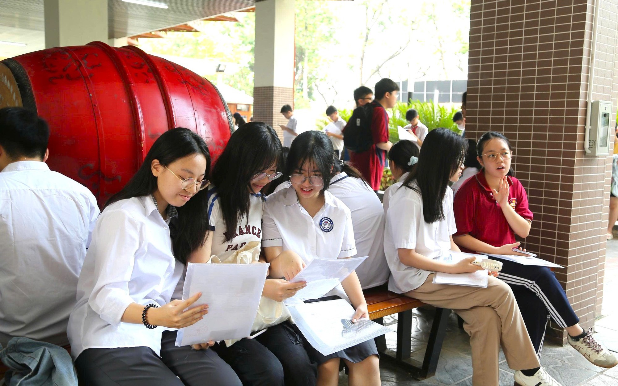 Sáng nay, thí sinh Hà Nội dự thi môn đầu tiên vào lớp 10: Ngữ văn- Ảnh 2. Hơn 600 thí sinh vắng mặt trong buổi làm thủ tục thi lớp 10 tại Hà Nội