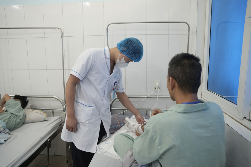 Người đàn ông mất nửa bàn chân do cưa bình khí bất ngờ phát nổ- Ảnh 2. Người đàn ông mất nửa bàn chân do cưa bình khí bất ngờ phát nổ- Ảnh 2.