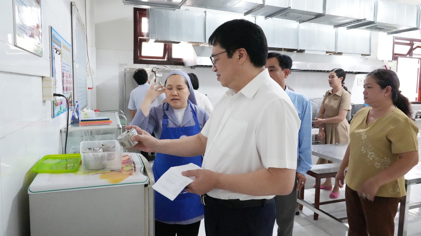 Tháng cao điểm kiểm tra an toàn thực phẩm phát hiện hơn 5.700 cơ sở vi phạm, xử phạt gần 22,5 tỉ đồng- Ảnh 1. Tháng cao điểm kiểm tra an toàn thực phẩm phát hiện hơn 5.700 cơ sở vi phạm, xử phạt gần 22,5 tỉ đồng- Ảnh 1.