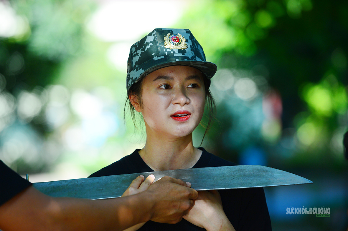 "Nín thở" xem nữ đặc nhiệm dùng yết hầu kéo xe đặc chủng- Ảnh 3. "Nín thở" xem nữ đặc nhiệm dùng yết hầu kéo xe đặc chủng- Ảnh 3.