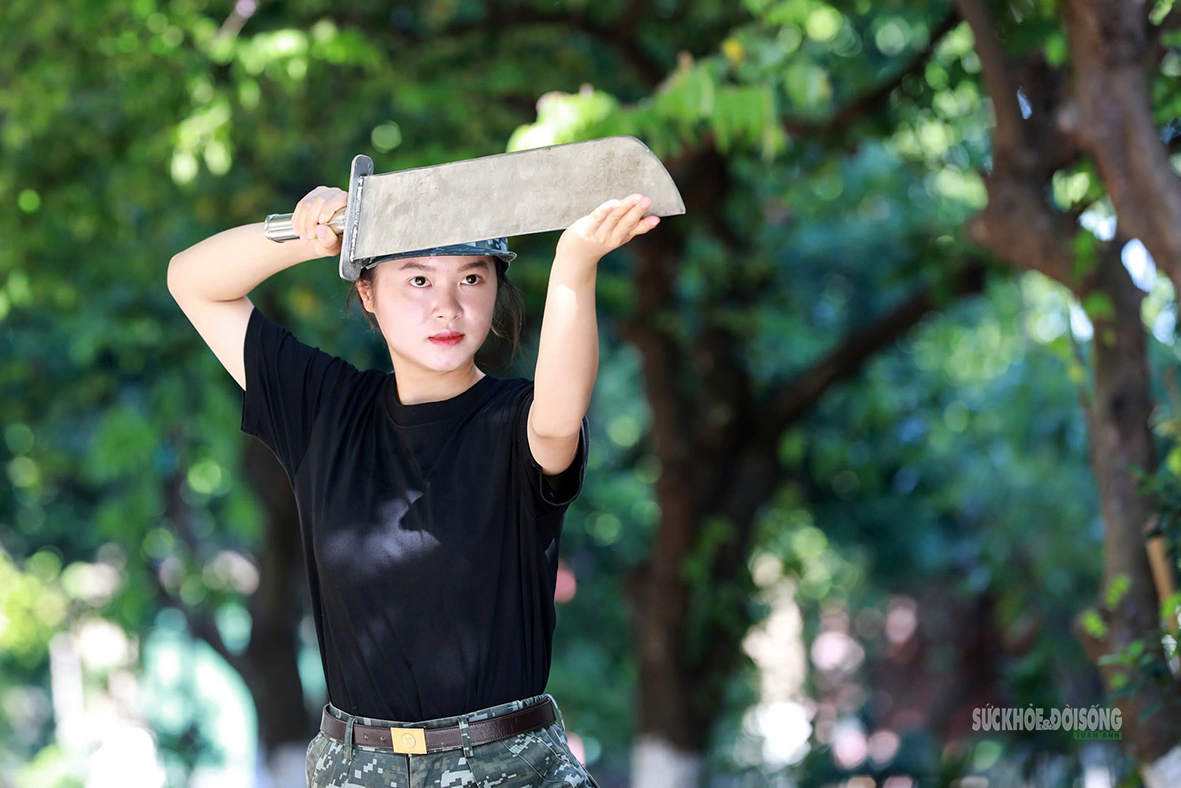 "Nín thở" xem nữ đặc nhiệm dùng yết hầu kéo xe đặc chủng- Ảnh 4. "Nín thở" xem nữ đặc nhiệm dùng yết hầu kéo xe đặc chủng- Ảnh 4.