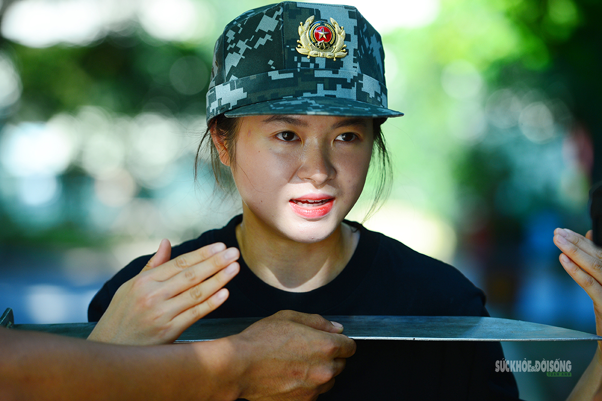 "Nín thở" xem nữ đặc nhiệm dùng yết hầu kéo xe đặc chủng- Ảnh 5. "Nín thở" xem nữ đặc nhiệm dùng yết hầu kéo xe đặc chủng- Ảnh 5.