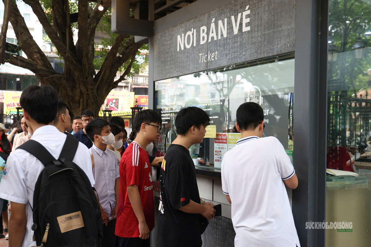 Sĩ tử về Văn Miếu cầu may trước kỳ thi vào lớp 10- Ảnh 10.