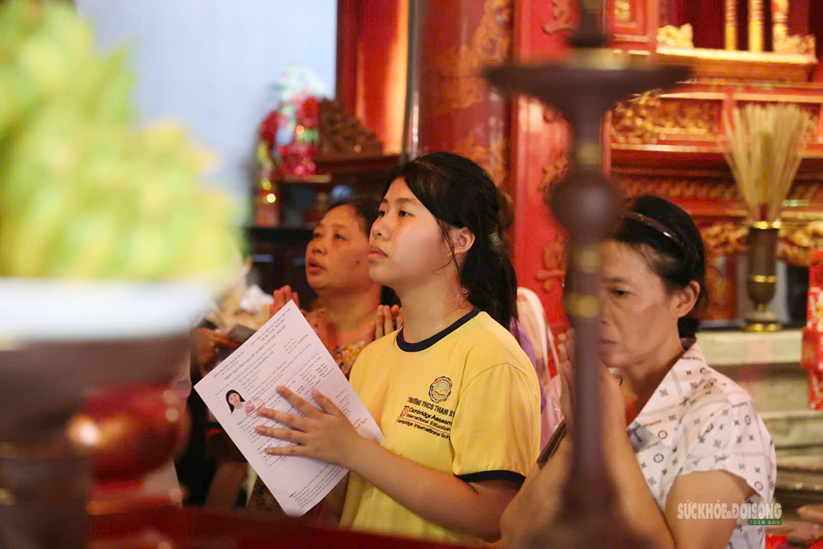 Sĩ tử về Văn Miếu cầu may trước kỳ thi vào lớp 10- Ảnh 2.