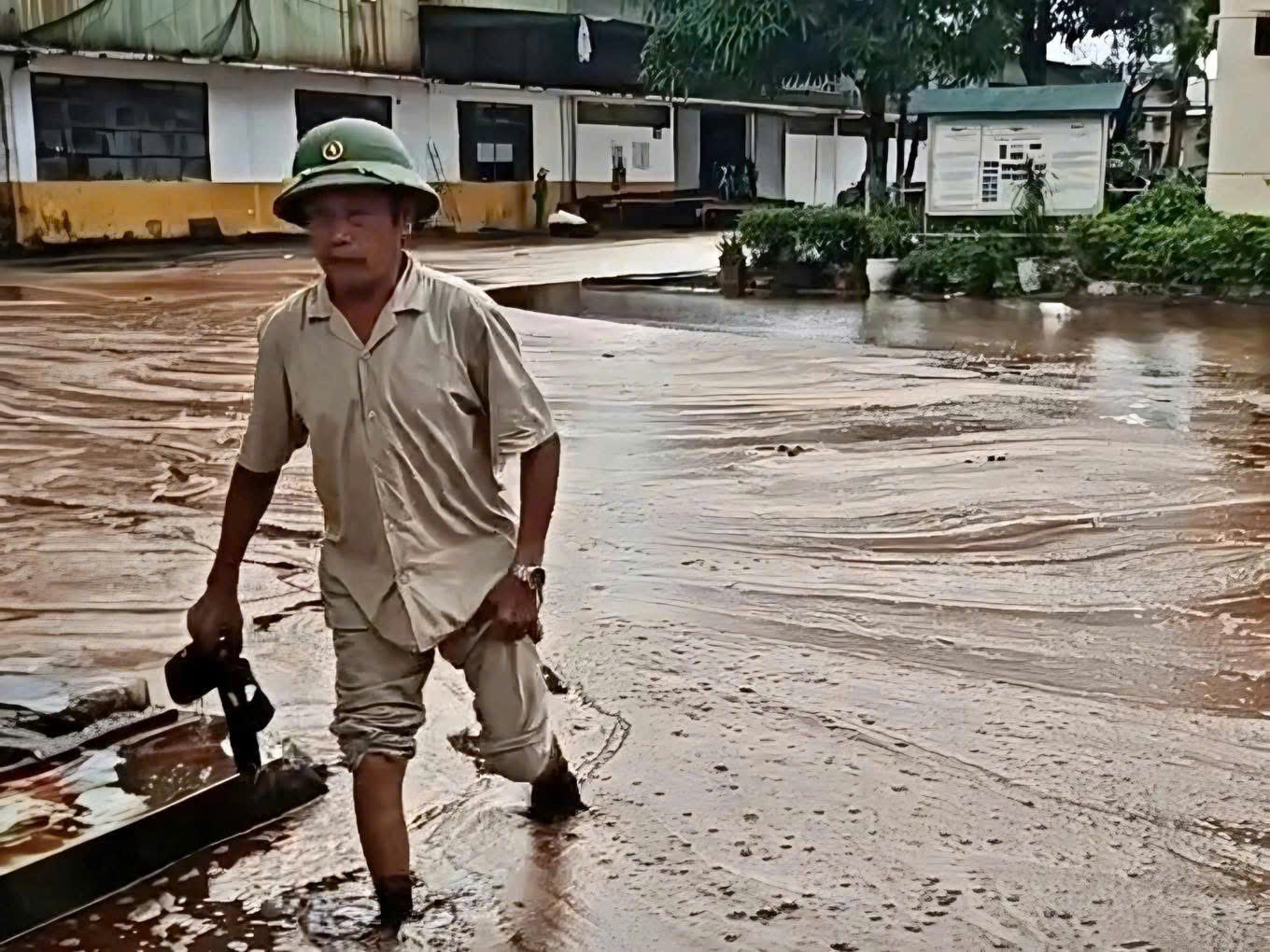 Sét đánh thúng bể chứa nhà máy đường, hàng ngàn tấn mật mía tràn ra ngoài- Ảnh 1.