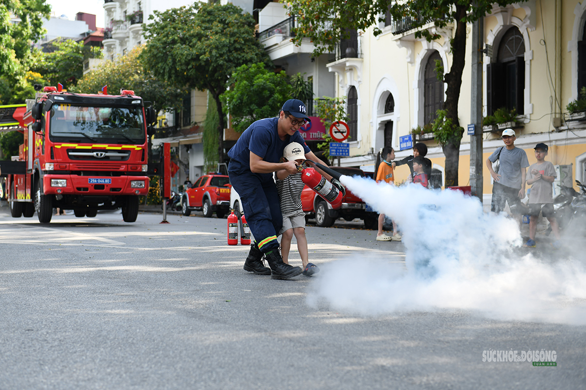 Khách nước ngoài thích thú làm lính cứu hỏa giữa phố đi bộ Hồ Gươm- Ảnh 4. Khách nước ngoài thích thú làm lính cứu hỏa giữa phố đi bộ Hồ Gươm- Ảnh 4.