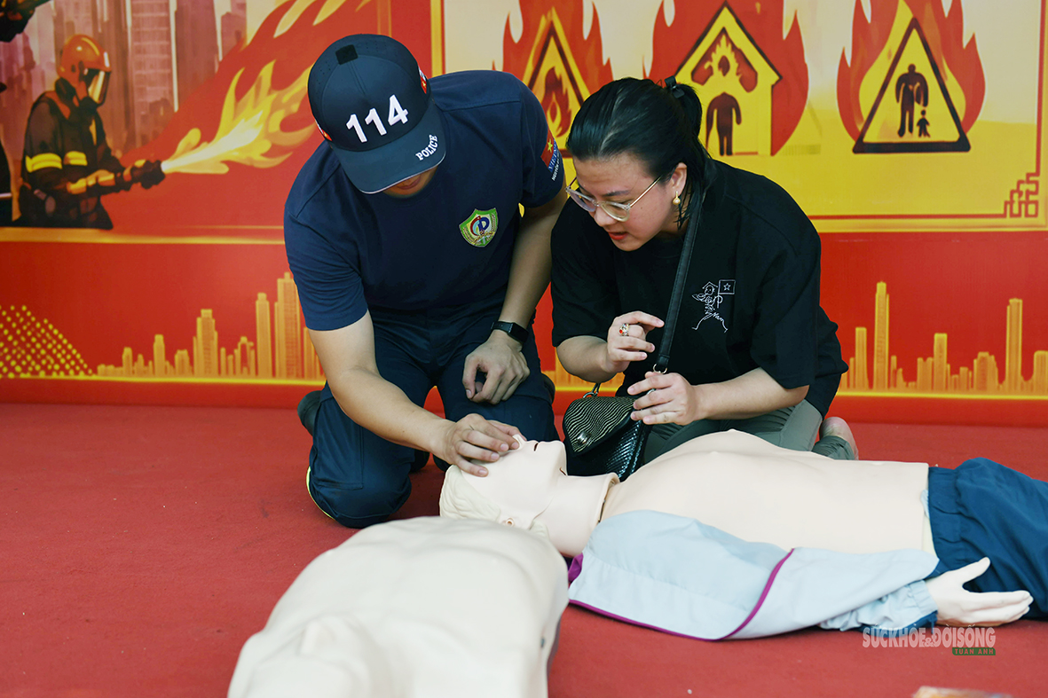 Khách nước ngoài thích thú làm lính cứu hỏa giữa phố đi bộ Hồ Gươm- Ảnh 5. Khách nước ngoài thích thú làm lính cứu hỏa giữa phố đi bộ Hồ Gươm- Ảnh 5.