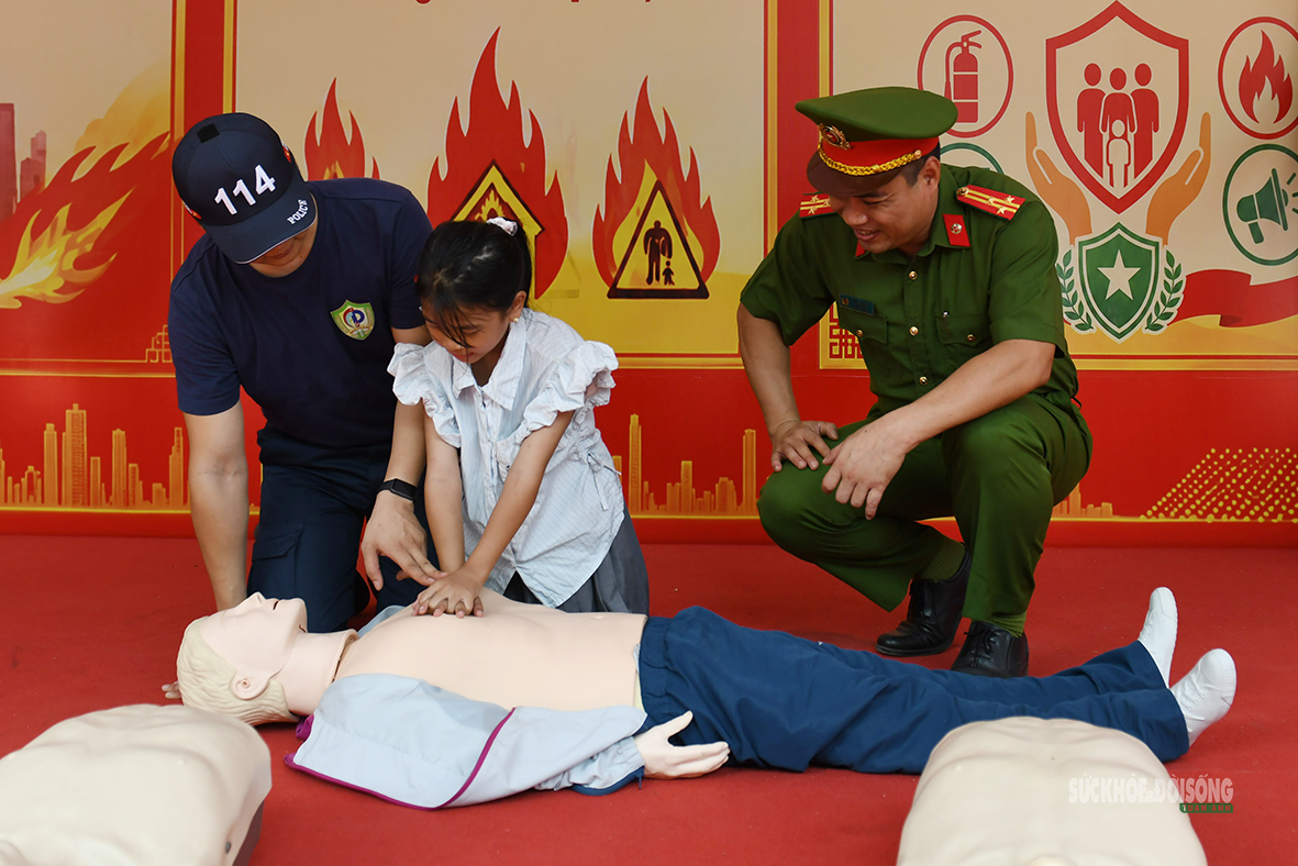 Khách nước ngoài thích thú làm lính cứu hỏa giữa phố đi bộ Hồ Gươm- Ảnh 6. Khách nước ngoài thích thú làm lính cứu hỏa giữa phố đi bộ Hồ Gươm- Ảnh 6.