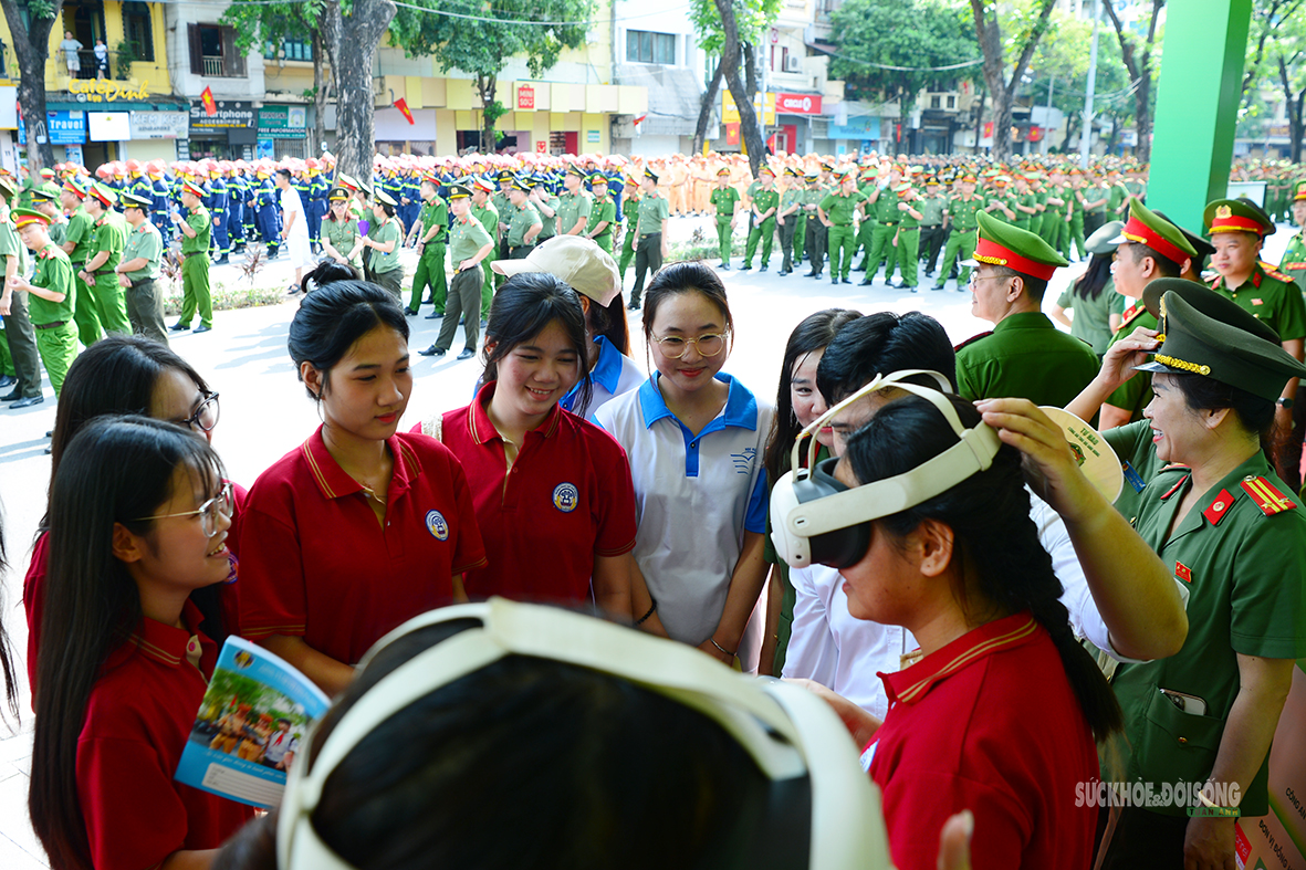 Một ngày trải nghiệm 'Tổ quốc bình yên' giữa lòng Thủ đô- Ảnh 8. Một ngày trải nghiệm 'Tổ quốc bình yên' giữa lòng Thủ đô- Ảnh 8.
