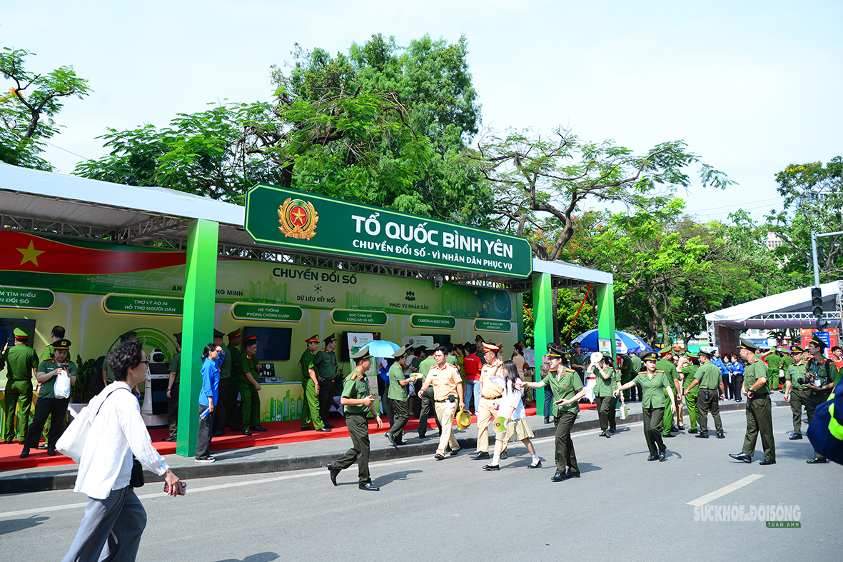 Một ngày trải nghiệm 'Tổ quốc bình yên' giữa lòng Thủ đô- Ảnh 2. Một ngày trải nghiệm 'Tổ quốc bình yên' giữa lòng Thủ đô- Ảnh 2.