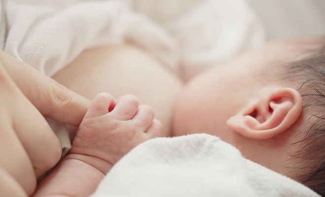 Mẹ mắc viêm gan B có cho con bú được không?- Ảnh 1. Làm thế nào để bà mẹ có đủ sữa cho con bú?