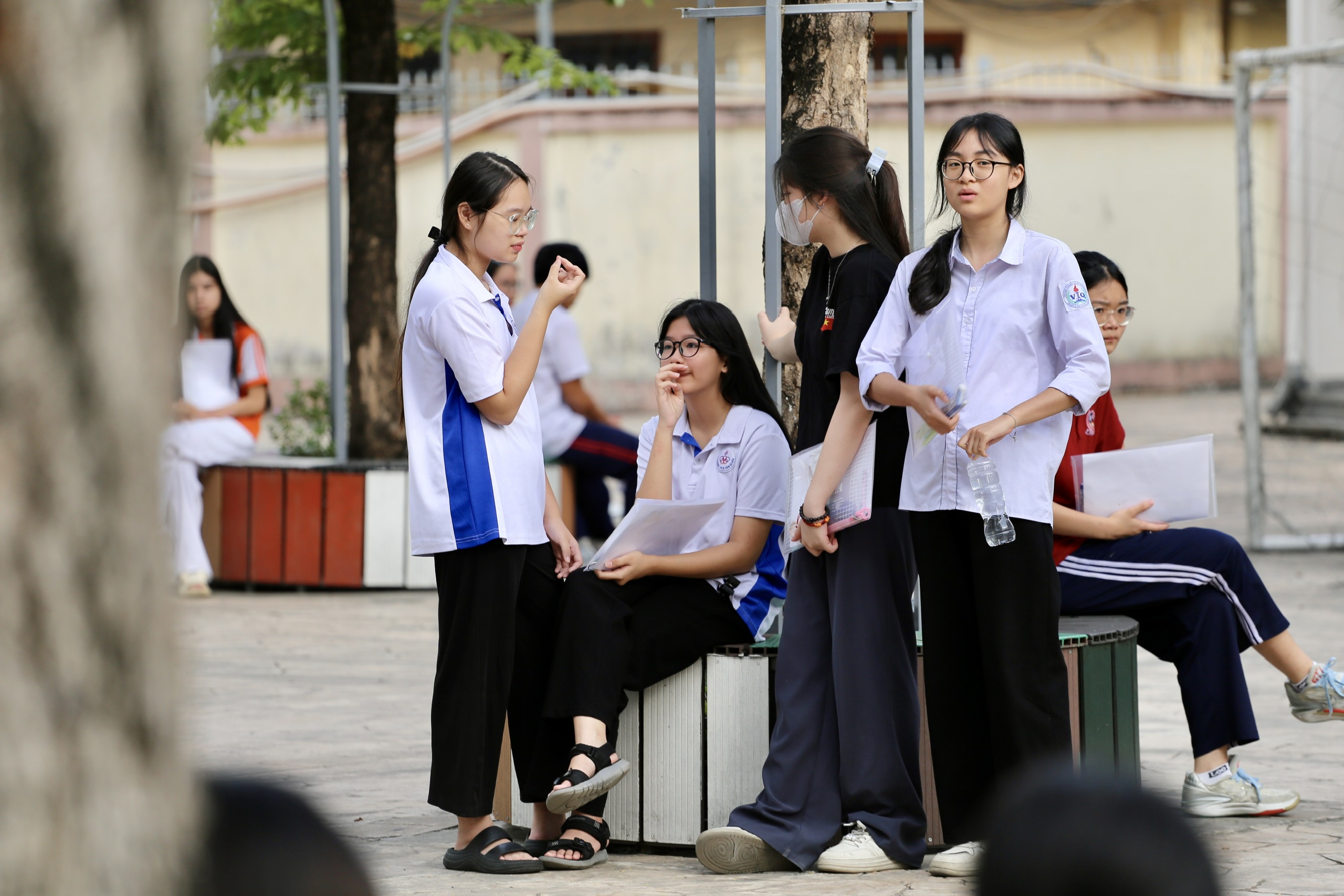 Sĩ tử Hà Nội tự tin bước vào kỳ thi tuyển sinh lớp 10- Ảnh 5. Sĩ tử Hà Nội tự tin bước vào kỳ thi tuyển sinh lớp 10- Ảnh 5.