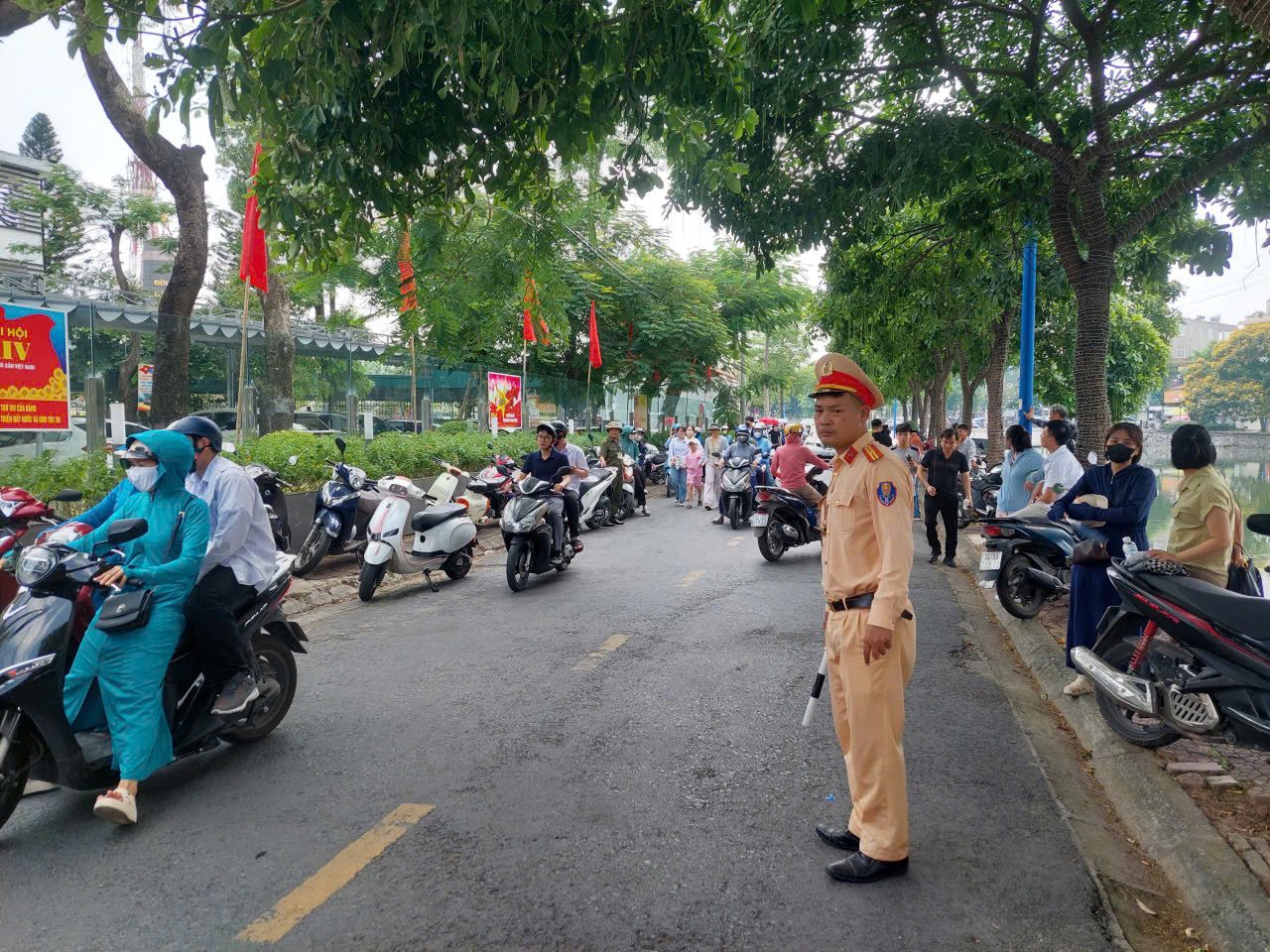 Hình ảnh đáng yêu tại kỳ thi vào lớp 10 ở Hải Phòng hôm nay- Ảnh 2. Hình ảnh đáng yêu tại kỳ thi vào lớp 10 ở Hải Phòng hôm nay- Ảnh 2.