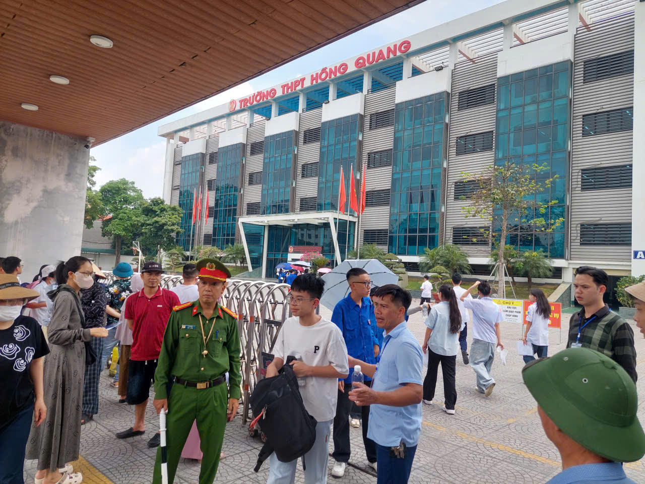 Hình ảnh đáng yêu tại kỳ thi vào lớp 10 ở Hải Phòng hôm nay- Ảnh 3. Hình ảnh đáng yêu tại kỳ thi vào lớp 10 ở Hải Phòng hôm nay- Ảnh 3.