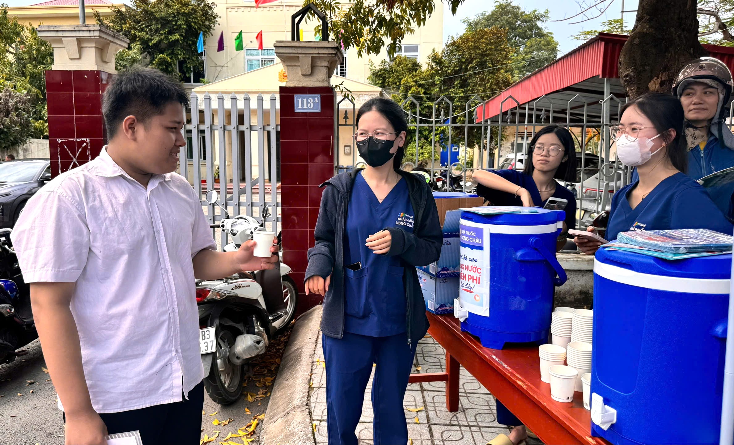 Hình ảnh đáng yêu tại kỳ thi vào lớp 10 ở Hải Phòng hôm nay- Ảnh 11. Hình ảnh đáng yêu tại kỳ thi vào lớp 10 ở Hải Phòng hôm nay- Ảnh 11.