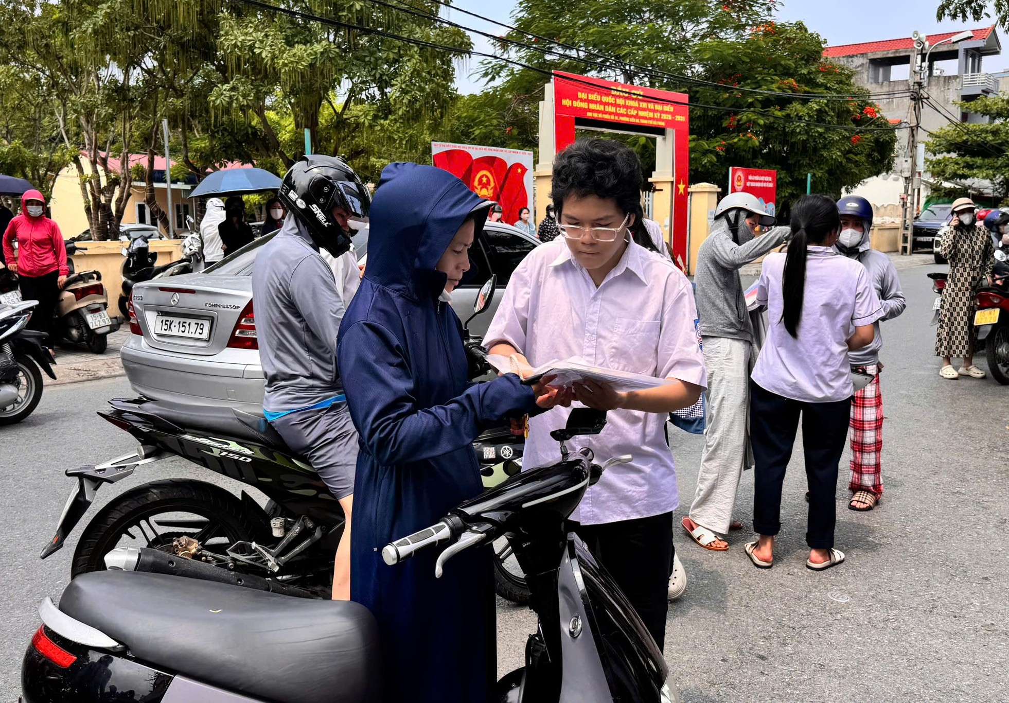 Hình ảnh đáng yêu tại kỳ thi vào lớp 10 ở Hải Phòng hôm nay- Ảnh 6. Hình ảnh đáng yêu tại kỳ thi vào lớp 10 ở Hải Phòng hôm nay- Ảnh 6.