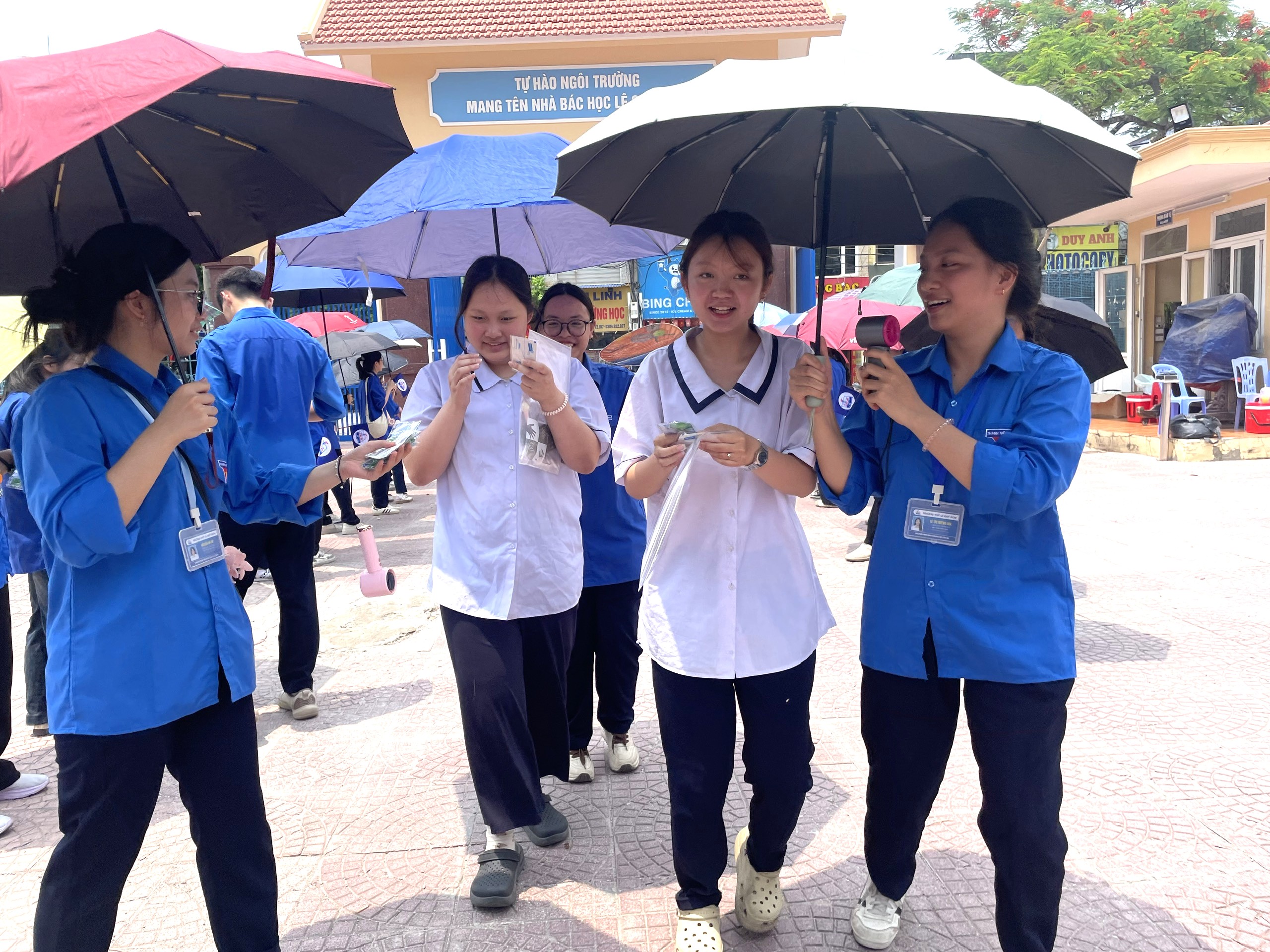 Hình ảnh đáng yêu tại kỳ thi vào lớp 10 ở Hải Phòng hôm nay- Ảnh 12. Hình ảnh đáng yêu tại kỳ thi vào lớp 10 ở Hải Phòng hôm nay- Ảnh 12.