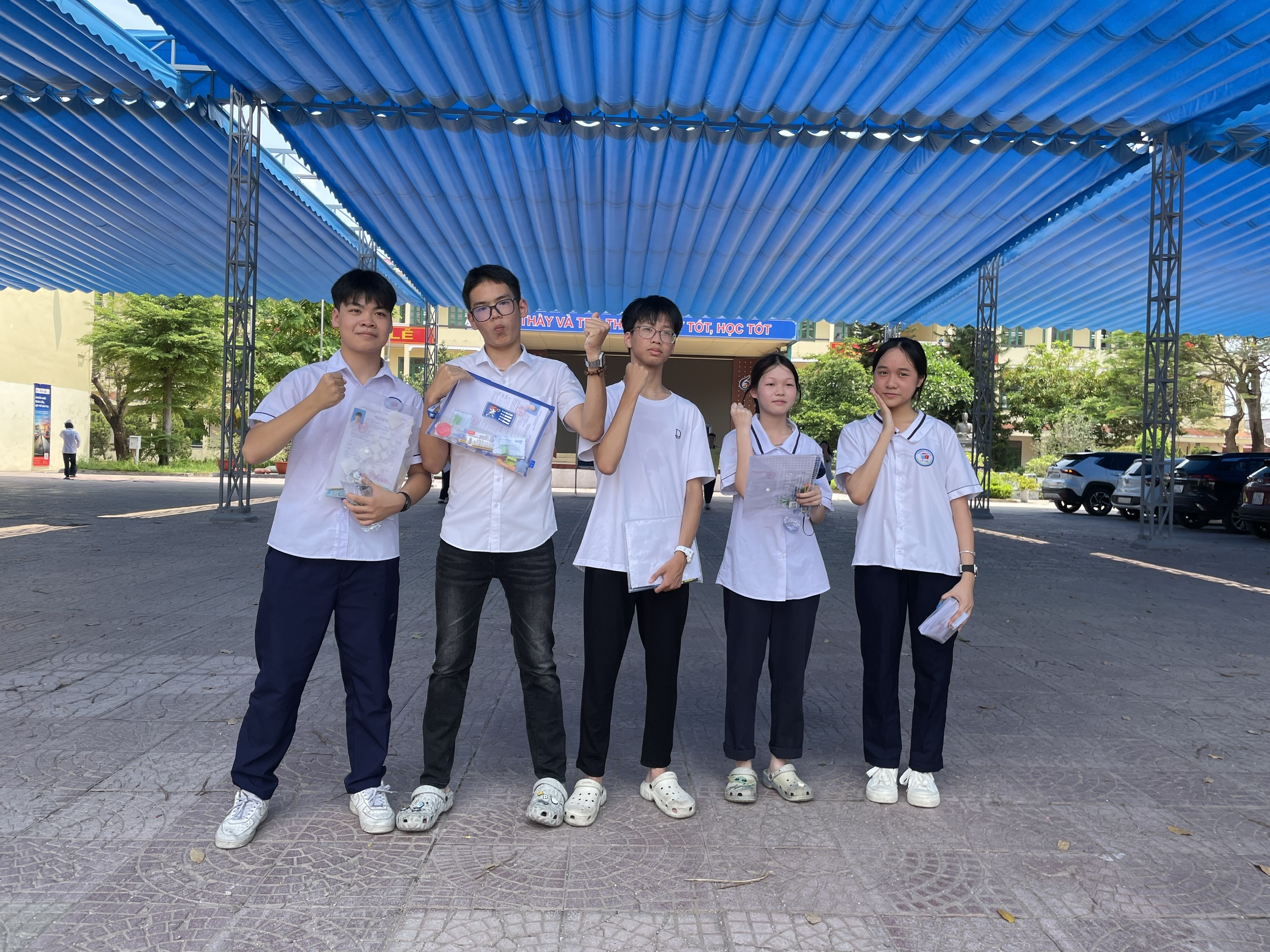 Hình ảnh đáng yêu tại kỳ thi vào lớp 10 ở Hải Phòng hôm nay- Ảnh 9. Hình ảnh đáng yêu tại kỳ thi vào lớp 10 ở Hải Phòng hôm nay- Ảnh 9.