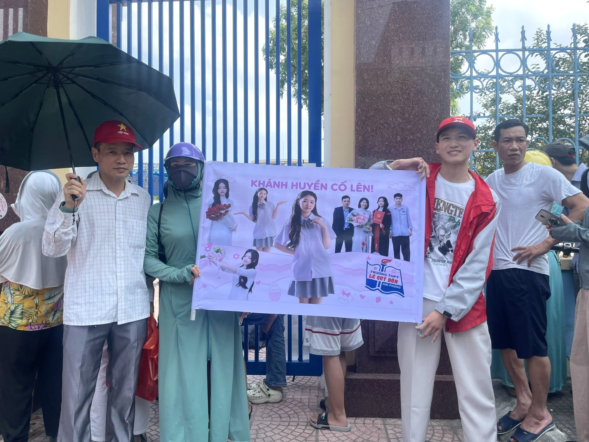 Hình ảnh đáng yêu tại kỳ thi vào lớp 10 ở Hải Phòng hôm nay- Ảnh 8. Hình ảnh đáng yêu tại kỳ thi vào lớp 10 ở Hải Phòng hôm nay- Ảnh 8.